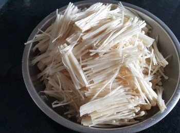 step1: 金菇去除根部切開1半