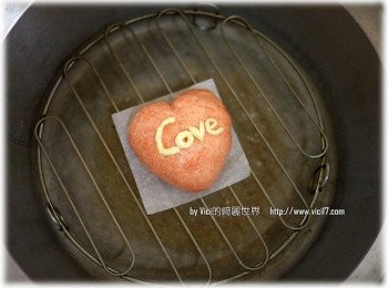 step5: 5 塑好型的饅頭放入電鍋裡，蓋上鍋蓋繼續休息20分鐘