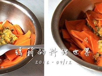 step2: 用冷水稍微沖走鹽份後瀝乾
剖開百香果，將果肉及湯汁都倒入南瓜中
加上冰糖一起拌勻後用保鮮膜封起來
放進冰箱冷藏過夜會更入味。