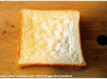 step2: 在白吐司片上，用指腹輕壓成內四角形，放入烤箱，微烤至酥脆。