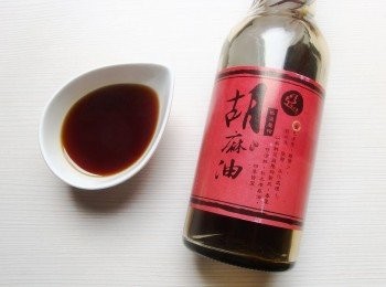 step4: 採用低溫初榨的上等麻油,味道香醇又養生。
