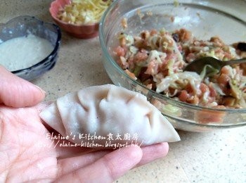 step8: 再由左至右摺成餃子形狀 , 包好的餃子再灑上適量麵粉