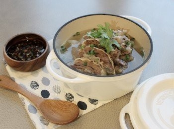 step6: 原條牛坑腩夾起待涼後切片, 湯頭用篩網先隔一下浮面的油脂和隔去辛香料 , 再把牛腩片放回鍋煮滾, 再以鹽調味, 灑上蔥粒和芫茜