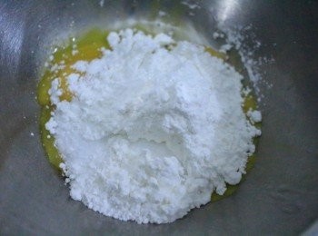 step8: 製作香草奶油餡：蛋黃加入細砂糖、粟粉和香草精攪拌均勻。