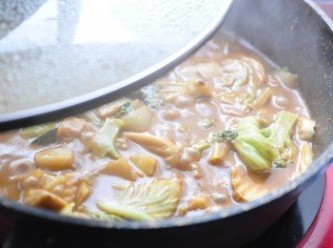 step5: 蓋上鍋蓋轉小火慢燉，讓其調味均勻融化於湯汁中並適當的調整鹹淡度