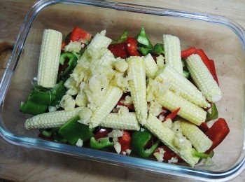 step3: 將蔬菜切好放入盆內，加入蒜頭與調味料後拌勻