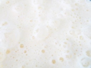 step1: 南瓜連皮洗淨切開去籽取245克再切成小塊，
入烤箱200度烤15分鐘左右至熟(或蒸熟也可)，
取出放入調理機或果汁機中，加上全脂鮮奶混合打均勻備用。