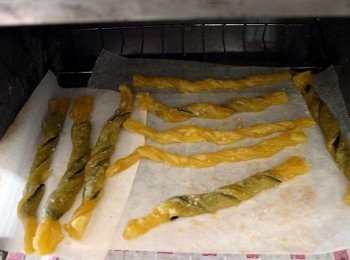 step7: 烤箱預熱後，放入烤箱約5分鐘再翻面烤5分鐘 (依照每個家庭的烤箱自己斟酌時間烤)