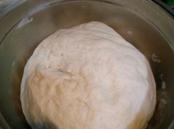 step4: 當麵團發至兩倍大，有蜂窩狀，拿出排氣。