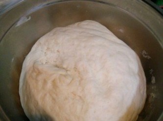 step4: 當麵團發至兩倍大，有蜂窩狀，拿出排氣。