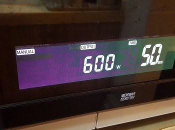step2: 將蕃薯薄片放入微波爐，600W 煮1分鐘，放涼，備用。