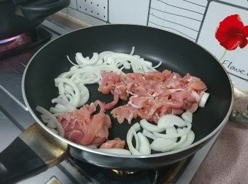 step4: 易潔鑊燒熱橄欖油， 下洋蔥及雞肉爆至雞肉熟透