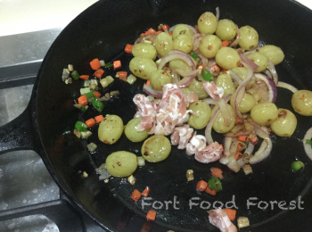 step10: 加入風乾火腩絲, 炒至散開及香. (係呀會自自然然散開㗎, 唔駛預先鬆開)