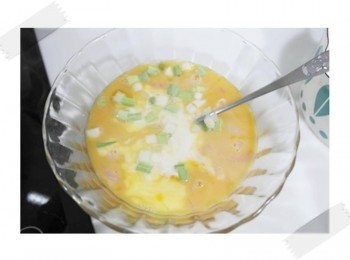 step2: 將蛋打入盆內~~ 加入煮熟的蝦仁..鹽.蔥花.牛奶~~一起攪拌均勻!!
