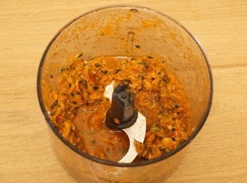 step5: 兩湯匙油倒入鑊中，燒熱後先炒香紅蔥頭，然後加黑虎蝦一起炒，至半熟時倒入冬蔭醬料跟蝦一同炒，倒白飯入鑊中跟醬料炒勻，至汁料開始乾身後，加入車厘茄和青瓜粒快手炒勻後上碟即成，並以青瓜片伴碟