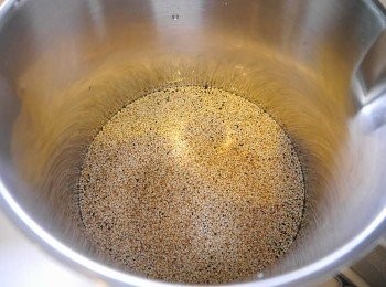 step1: *洗淨黃豆，與白芝麻一起放入豆漿機。
*加入水後啟動。