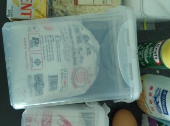 step1: 牛油先溶化成液體,蛋需要發混備用,先預備一個大盆將糯米粉和木薯粉攪混。