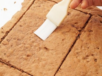 step23: 用刷子在3的表面滿滿塗上潘趣酒。