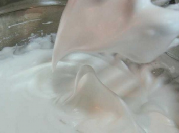 step6: 繼續高速打發蛋白，在出現細膩泡沫時，加入三分之一白糖；再出現明顯紋路時，加入剩下的三分之一白糖，打到濕性發泡時，蛋白呈現彎鉤狀即可。