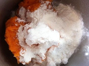 step1: 首先把地瓜蒸熟，壓成泥待用。
糯米粉，粘米粉和糖粉混合篩過，加入紅薯泥，用手搓均勻。