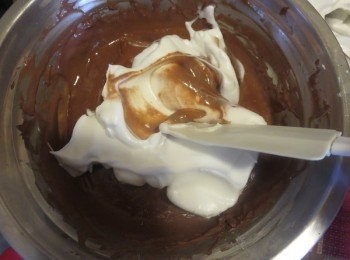 step7: 將1/3的蛋白加入至攪拌好的蛋黃糊中，用刮刀撈起底部的麵糊，從下往上翻拌至均勻