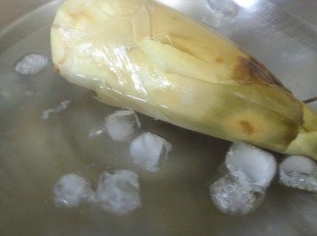 step3: 撈起竹筍浸冷開水。 把竹筍一層一層的外殼剝除後及削去底部的厚皮。