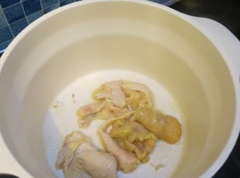 step12: － 拿一鍋子，白鑊下雞皮，中火煎至出油，再撈起雞皮不要