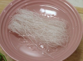 step2: 粉絲用熱水浸軟後即隔水備用