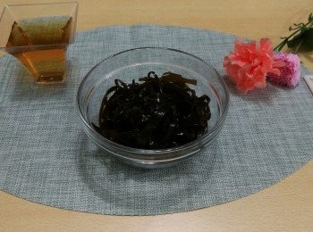 step5: 醋泡海帶的食法：倒少許醋在杯裏，加進温水或冷水，便可飲用。海帶可取出即吃。
