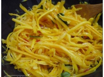 step5: 再將檸檬葉洗淨後撕碎或切碎，全部拌入南瓜絲中。拌勻後冷藏，約一天入味即可食用。