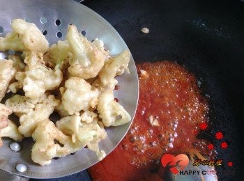 step7: 倒入炸好的花菜