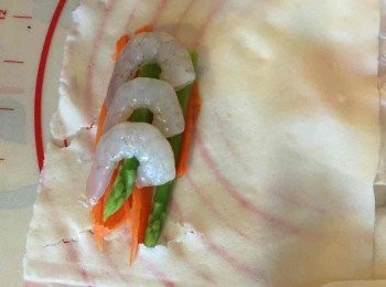 step3: 放上適量甘荀絲，和4條露荀，放上三隻蝦。然後左右對摺，再向上包起，用蛋漿黏實收口。
