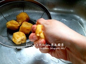 step3: 豆腐卜放入煲內 , 加水用中火煮至滾 , 盛起用水沖一沖洗及瀝乾 , 稍為待涼後渣乾水份