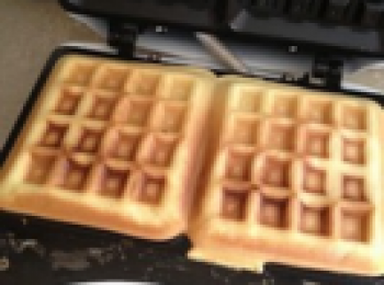 step2: 把粉漿倒入預熱好的華夫餅機，蓋上蓋子，考好就可以吃啦~