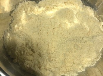 step2: 用刮刀、塑膠板或是手
把奶油跟粉類混合
完成時是有點像砂礫狀的質地