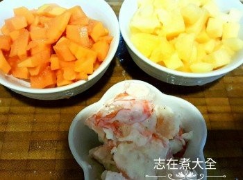 step4: 芒果、小木瓜及龍蝦切粒，龍蝦肉用調味料拌勻