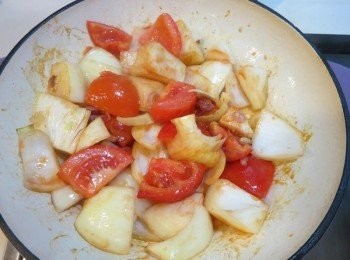 step7: 加入番茄.洋蔥.紅蔥頭.番茄醬.炒香