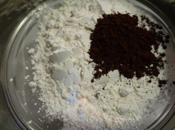 step3: 過篩低筋麵粉與可可粉。