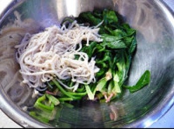 step1: 菠菜、金針菇洗乾淨。燒開水，菠菜滾水，金針菇煮熟。分別過涼水