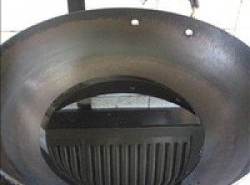 step7: 把肉塊皮朝下放入油鍋中，小火慢慢炸至豬皮呈金褐色。一定要注意安全哦！大概炸個5分鐘 把肉塊皮朝下放入油鍋中，小火慢慢炸至豬皮呈金褐色。大概炸個3--5分鐘