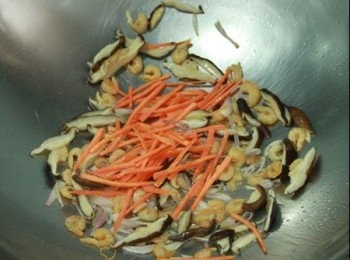 step2: 芋頭切小塊炸熟、乾蝦米泡水瀝乾備用。 鍋倒少許油加熱，放入紅蔥頭片、蝦米、香菇絲、紅蘿蔔絲炒香。