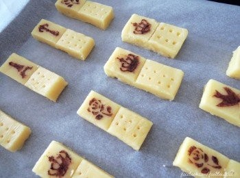 step9: 在還沒進入烤箱前，別忘了預熱烤箱在150度，烘烤25-30分鐘至淺金黃色即可。