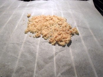 step2: 堅果碎放進烤箱160度Ｃ，烤5分鐘，備用。