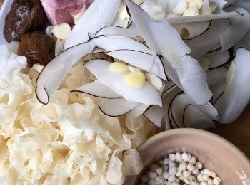 step1: 1)肉出水, 其他材料洗浸全部加入煲放入8杯水煲2小時加入調味即可.