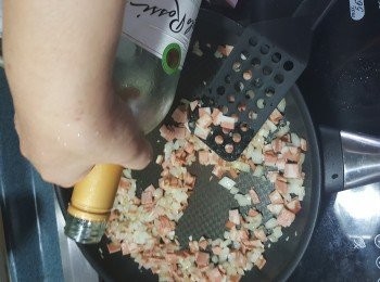 step8: 贊少許白餐酒炒勻