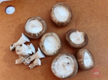 step4: 另外鮮菇去走冬菇腳