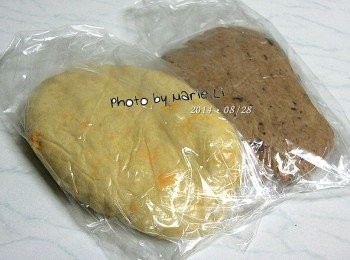 step5: 完成的麵糰放進塑膠袋中按壓成有厚度的片狀
再次送進冰箱至少冷藏半個小時以上

※ 我是昨晚做好直接讓它們躺在冰箱裡冷藏到隔天早上。