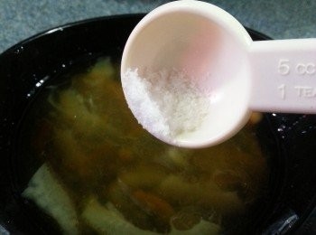 step3: 將檸檬柚子蜜加食用開水拌勻,再加入1/4茶匙鹽拌勻