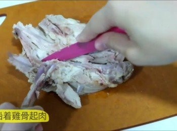step7: 取出用小刀，起出雞骨，將雞肉切件放在碟上。