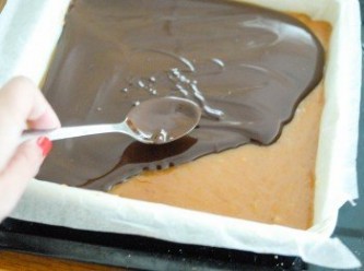 step5: 用微波爐或隔水加熱，將巧克力溶化，待涼。然後倒在已凝固的焦糖上，放入雪櫃約一至兩個小時，或至巧克力凝固即可